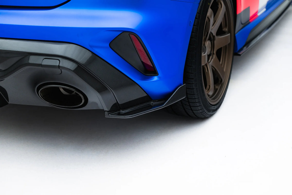 Detaljbilde av prepreg karbonfiber på sidesplittere bak til Audi RS3 8Y