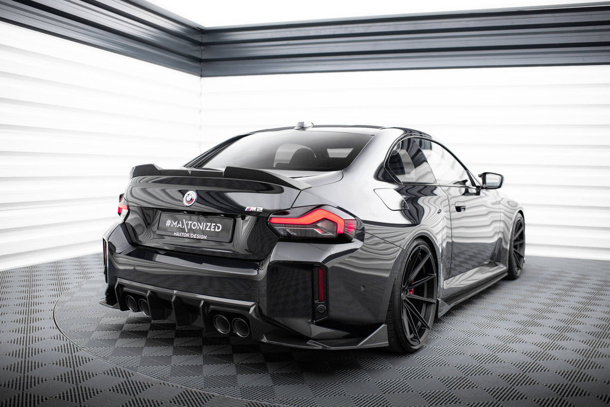 Nærbilde av karbonstruktur på sidesplittere bak til BMW M2 G87