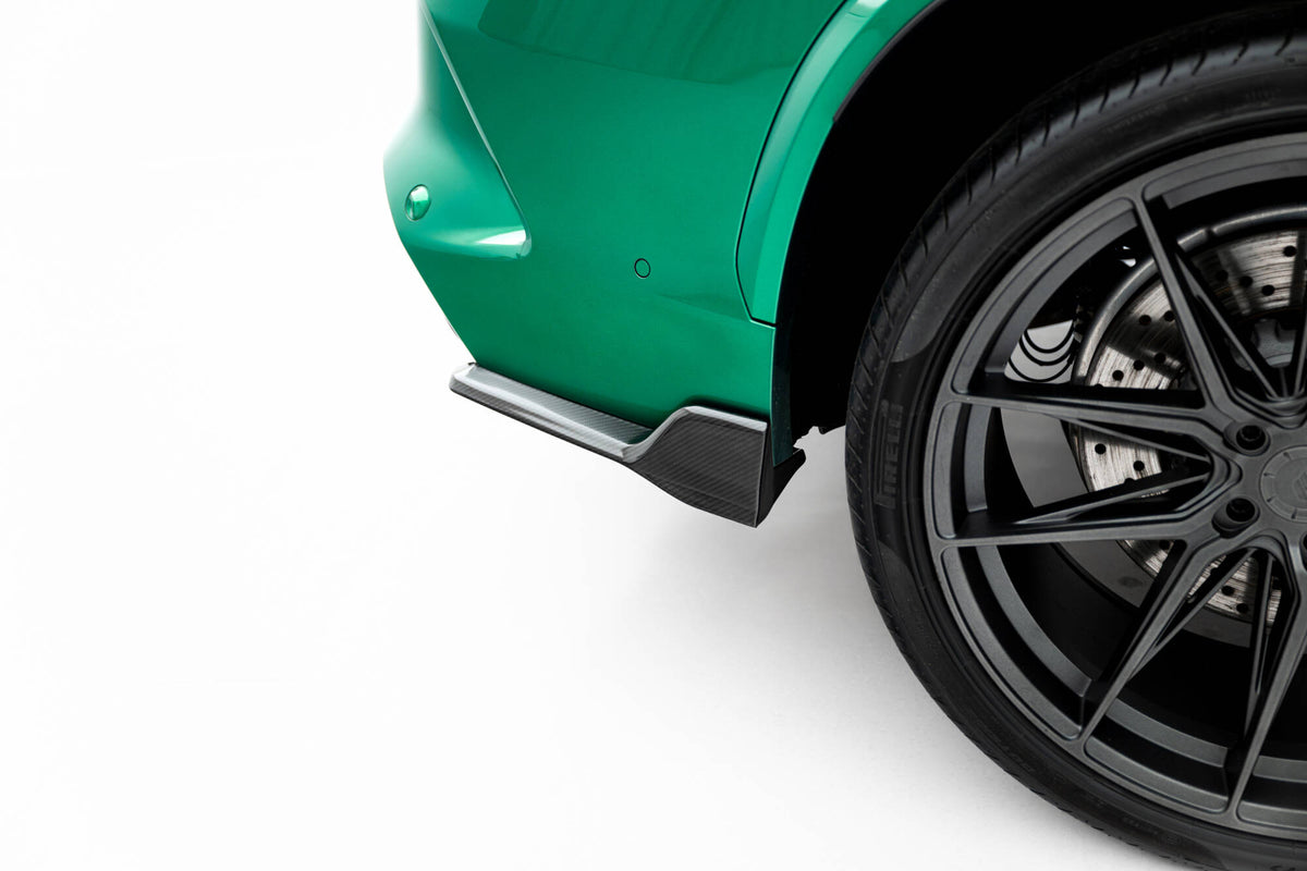 Detalj av monteringshull på karbon sidesplittere bak til BMW X5 M F95