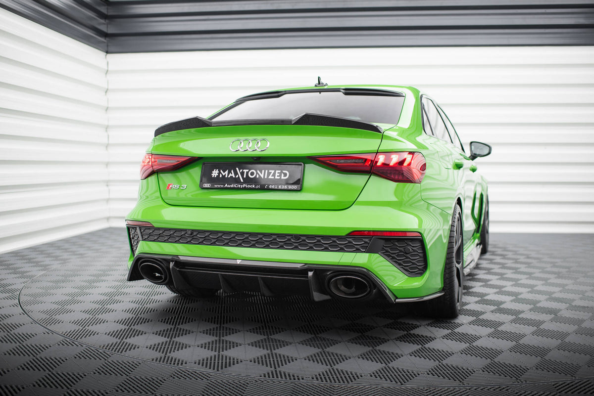 Karbonfiber sidesplittere bak montert på Audi RS3 Sedan 8Y