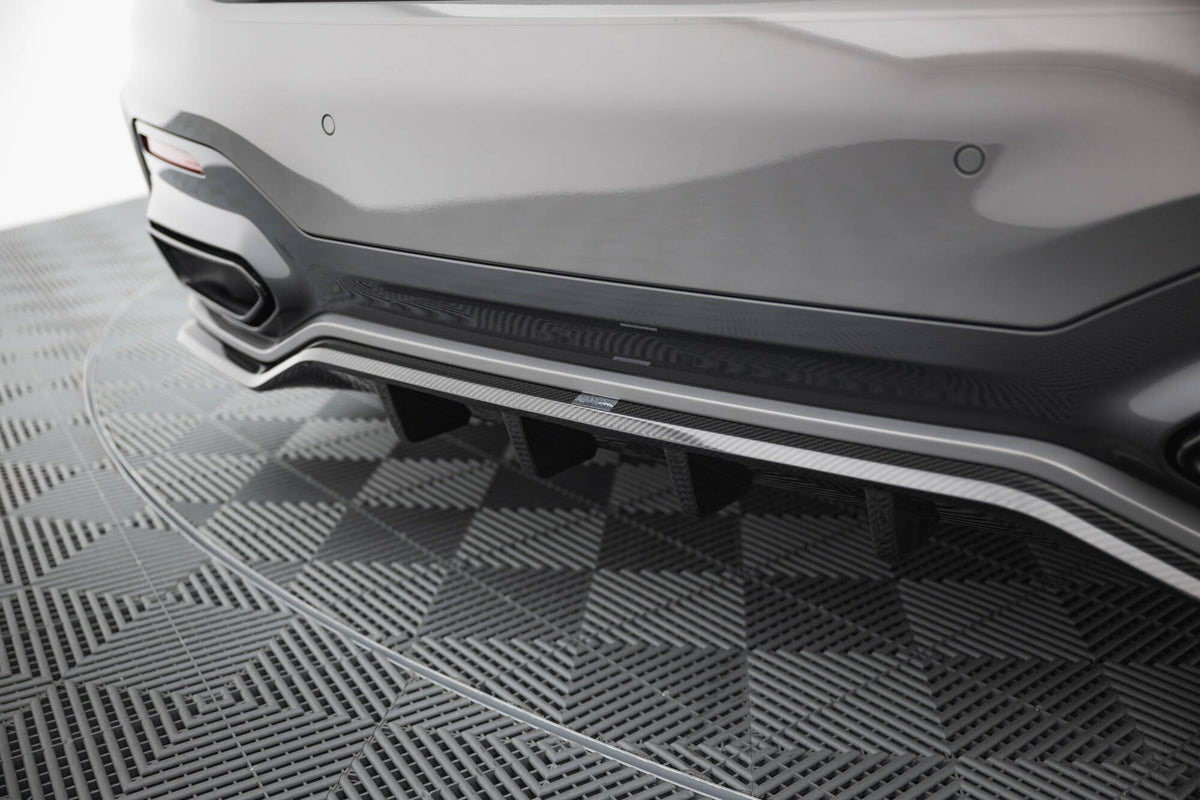 Detalj av monteringshull på karbon baksplitter til BMW 7-serie G11 Facelift
