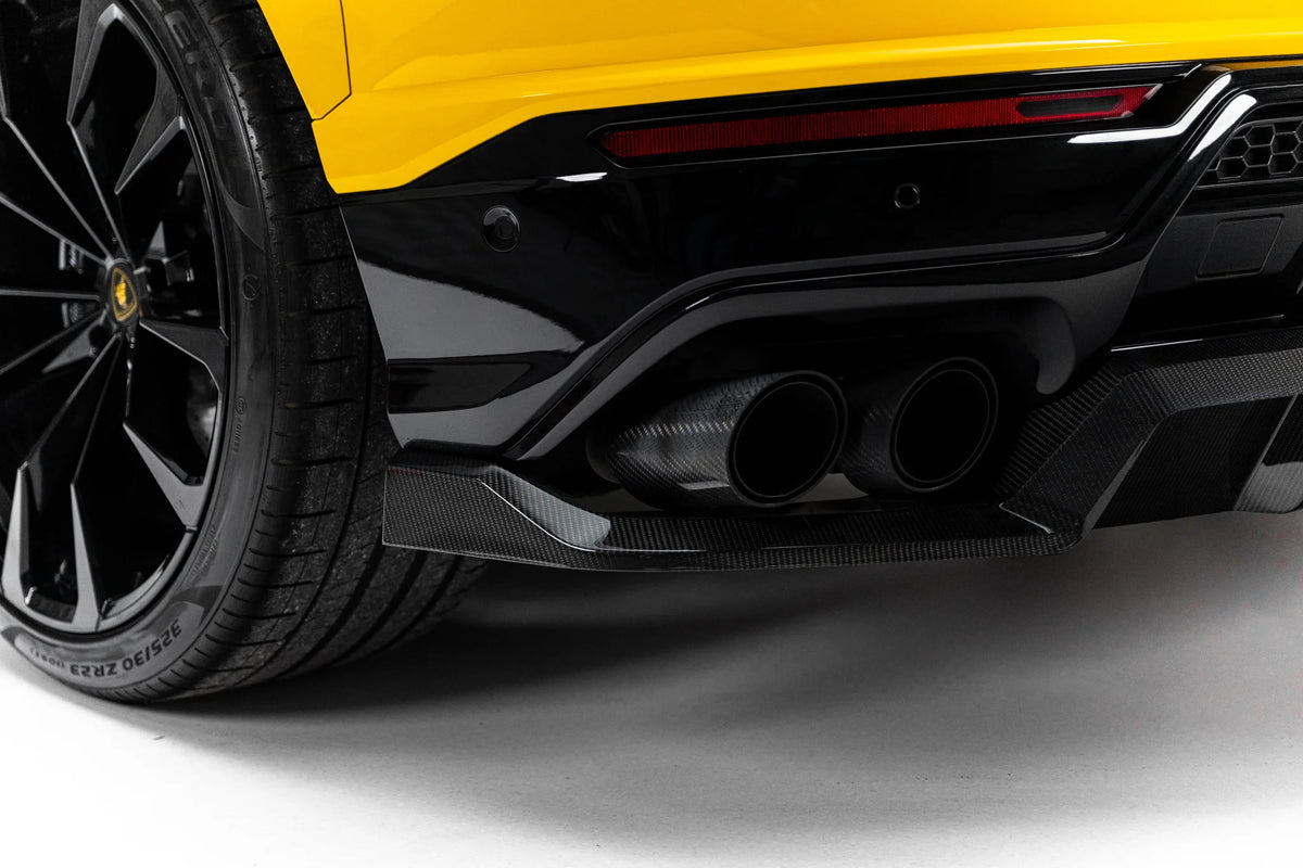 Nærbilde av karbonvev på baksplitter til Lamborghini Urus Mk1