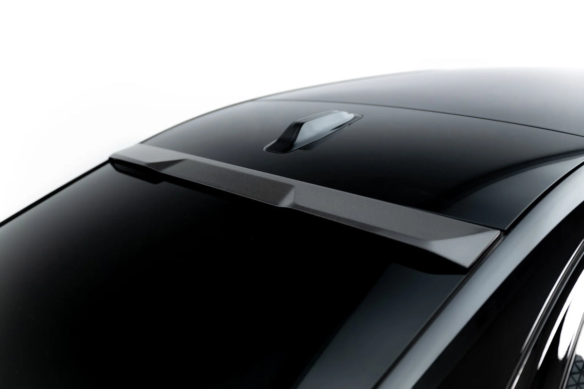 Nærbilde av karbonvev i uniformt mønster på bakrutespoiler til BMW 7-serie G70