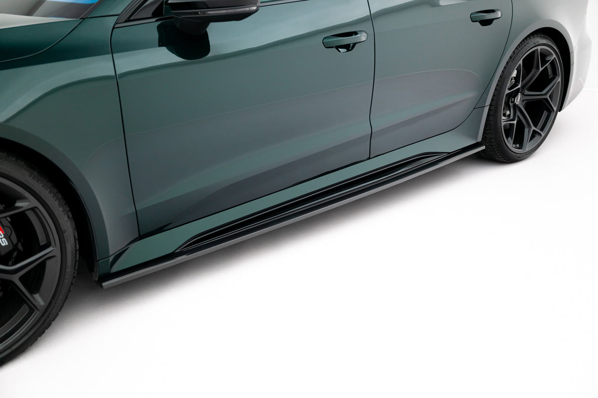 Nærbilde av Carbon Uniform Shape-finish på sideskjørt til Audi RS7 C8