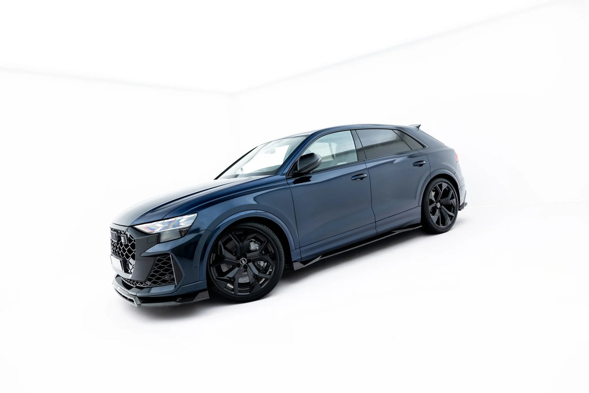 Nærbilde av jevn karbonvev på sideskjørt til Audi RSQ8