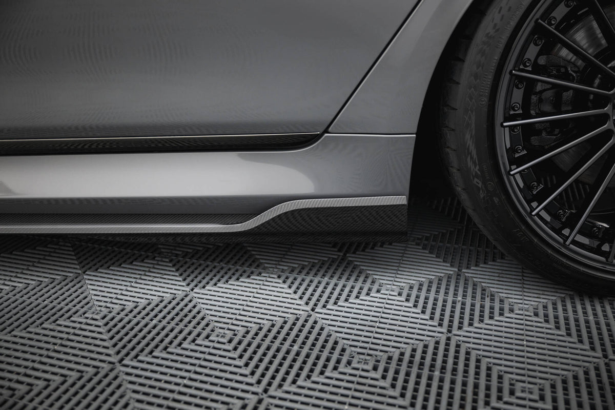 Sideskjørt i karbon til BMW 7-serie G11 med Carbon Uniform Shape-overflate