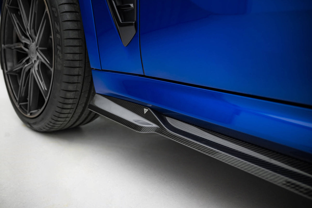 Detaljbilde av carbonvev på sideskjørt til BMW X5 M F95 Facelift