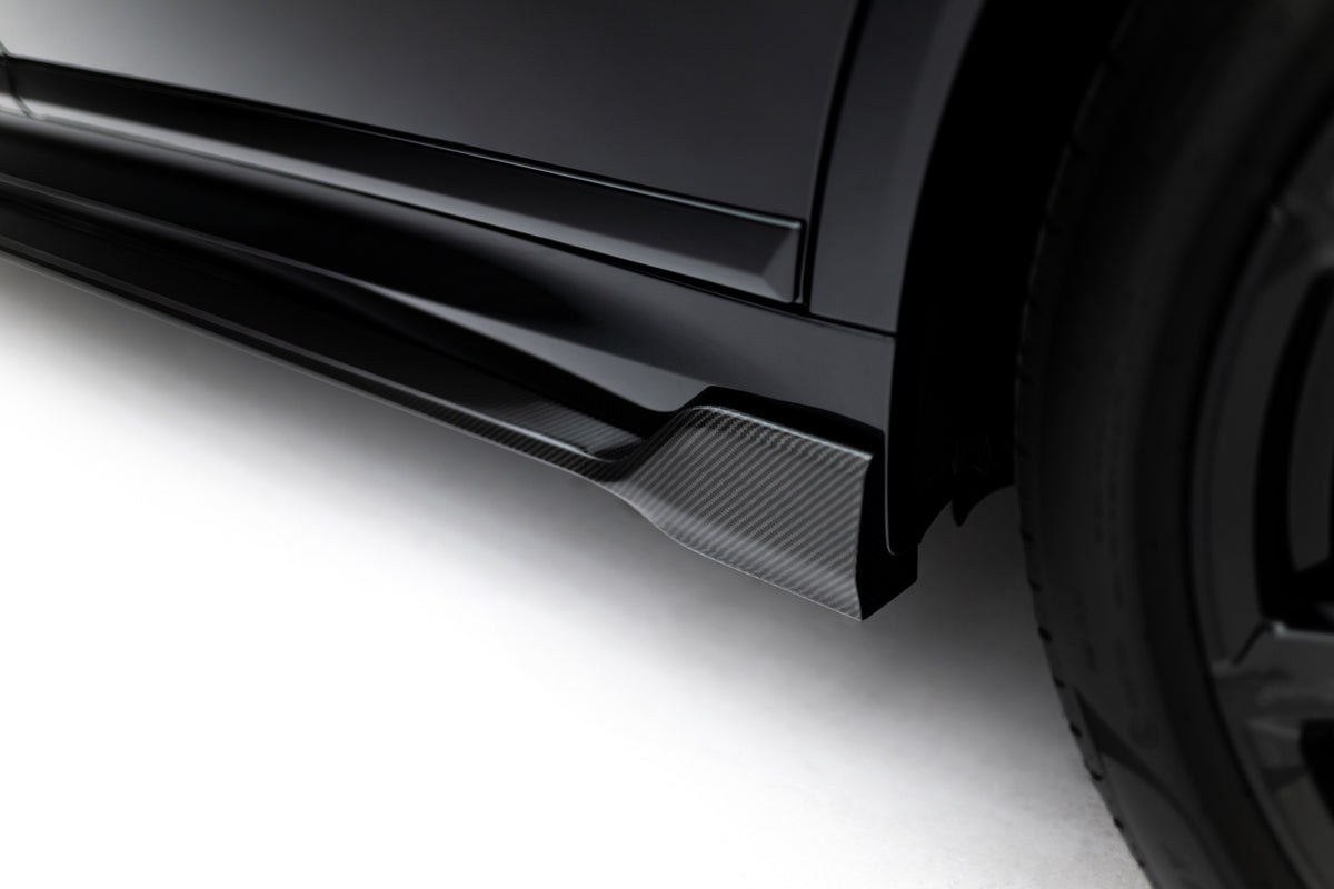 Karbon sideskjørt montert på siden av BMW X7 M-Pack G07 Facelift
