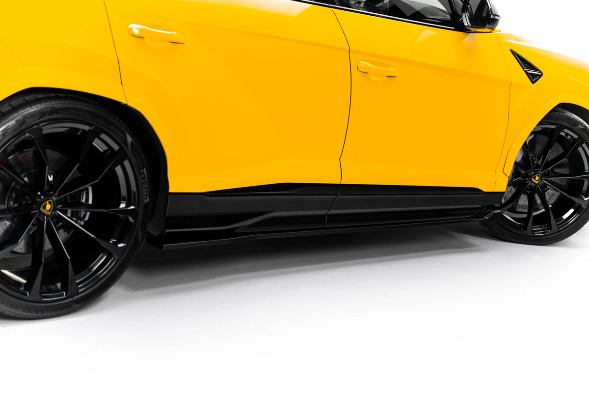 Prepreg karbon sideskjørt montert på venstre side av Lamborghini Urus Mk1