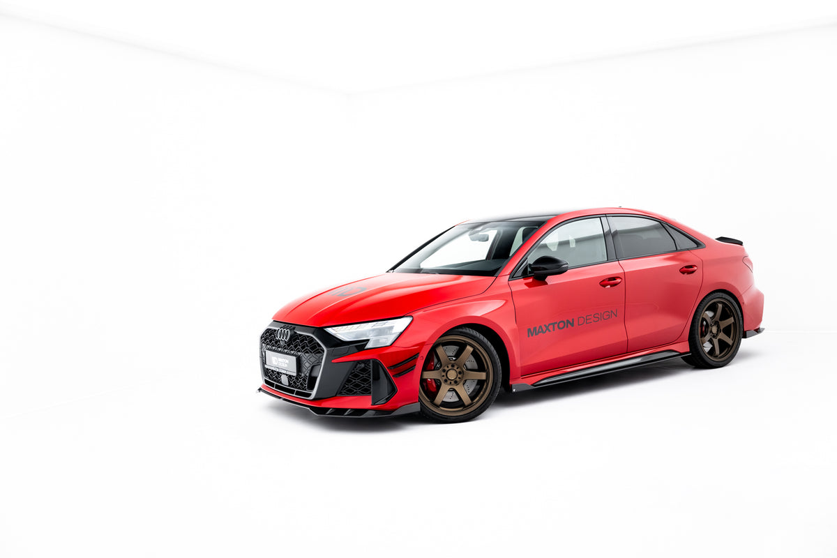 Nærbilde av Carbon Uniform Shape-vev på Audi RS3 sideskjørt