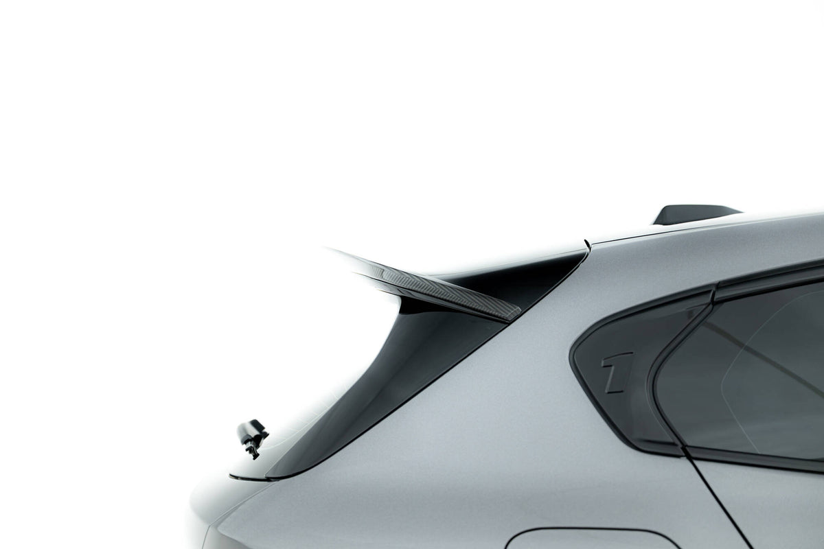 Nærbilde av Carbon Uniform Shape-finish på BMW F70 hekkspoiler