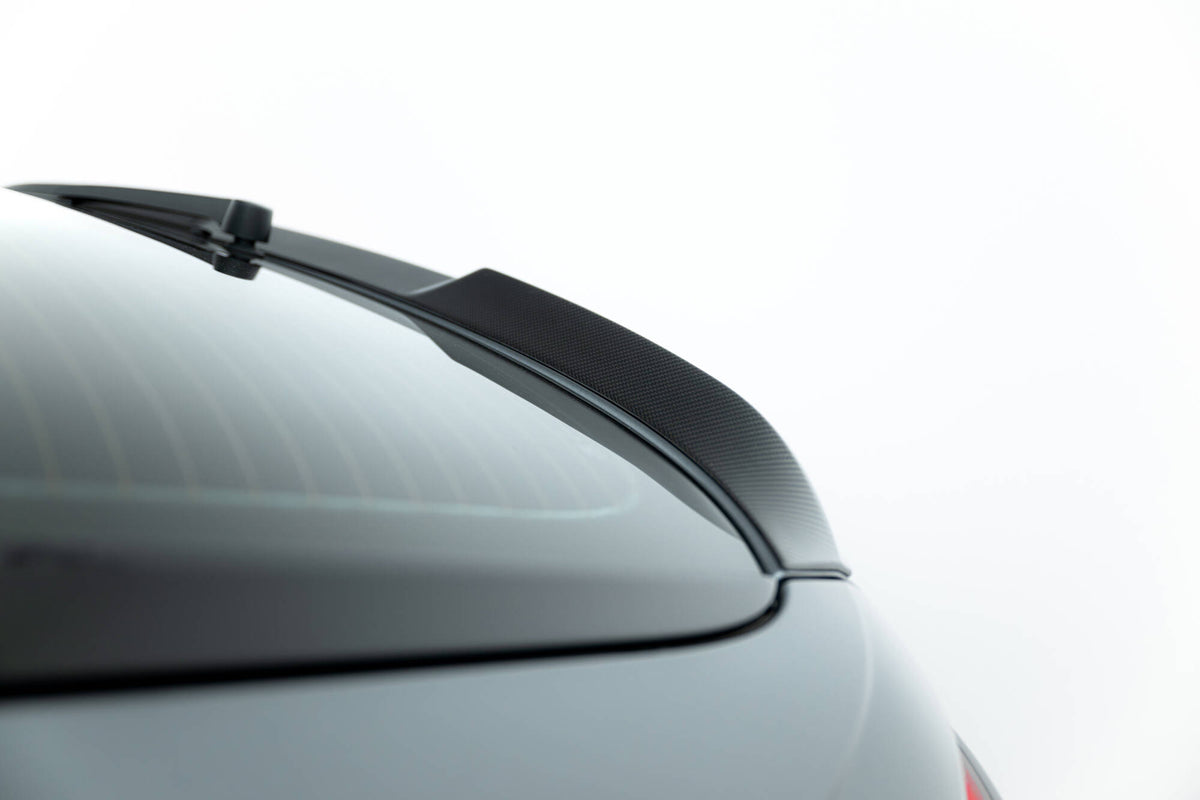 Nærbilde av karbonstruktur på Maxton Design hekkspoiler for Audi RS6 C8