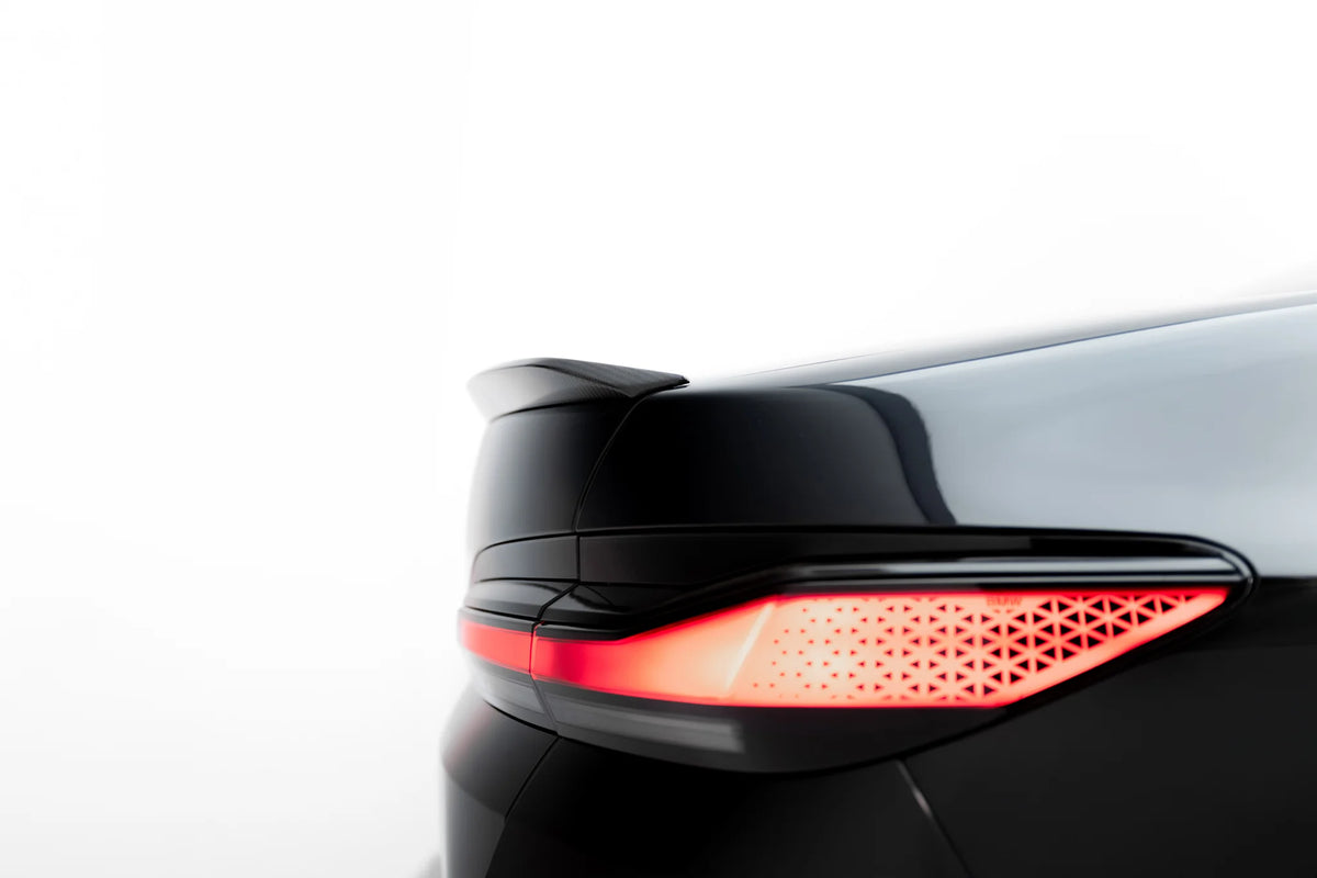 Detalj av nedre karbon hekkspoiler for BMW i7 M-Pack G70
