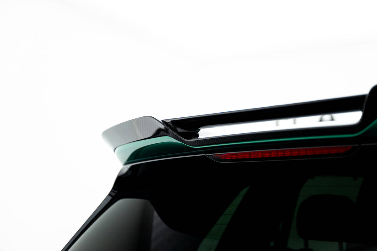 Nærbilde av ensartet karbonvev på hekkspoiler til BMW X5 M F95 Facelift