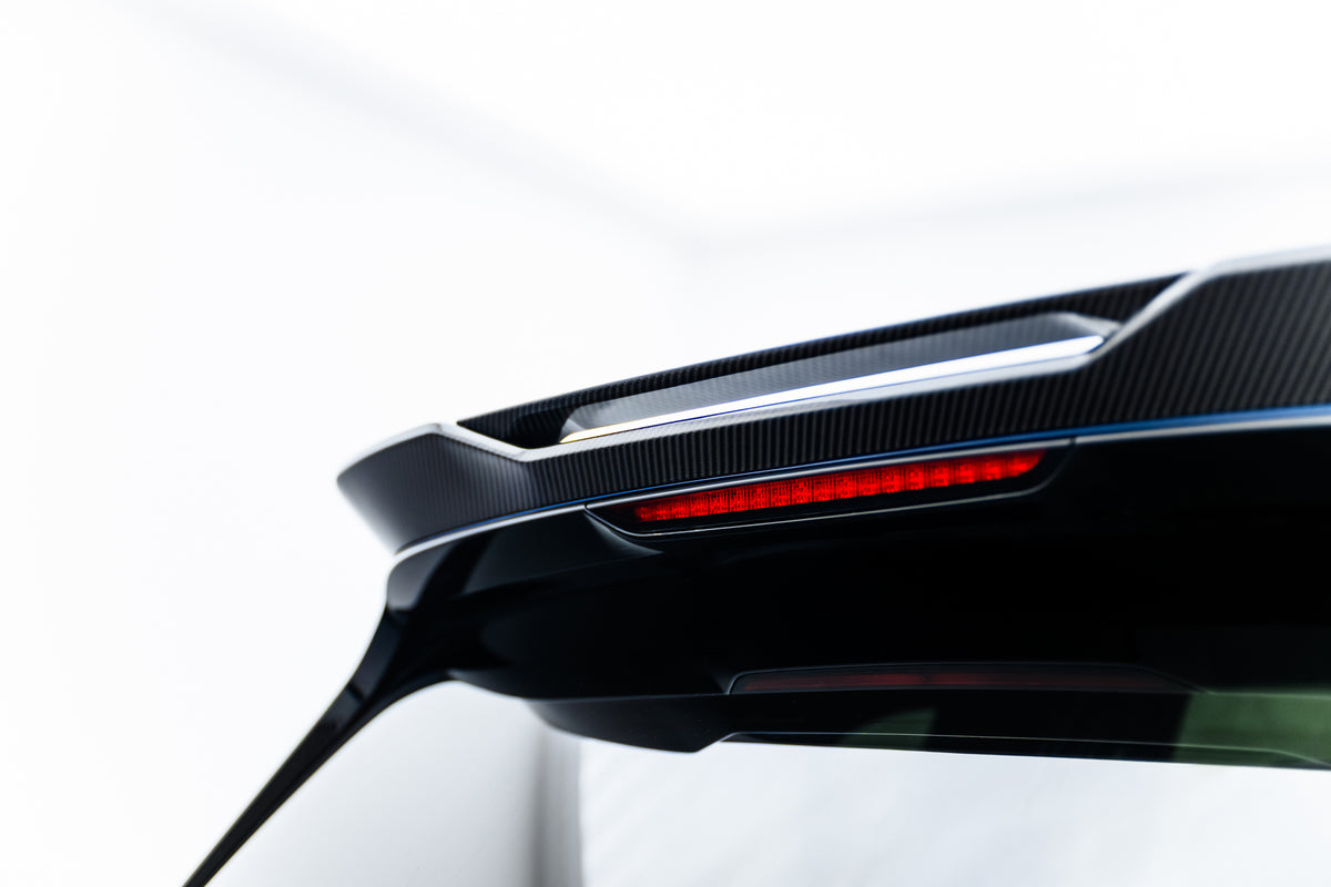 Karbon hekkspoiler montert på øvre bakluke på BMW X7 G07
