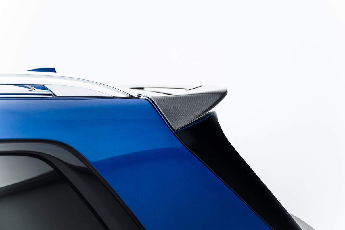 Detalj av kant og profil på karbon hekkspoiler til BMW X7 G07