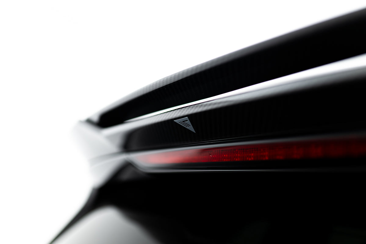 Detalj av karbonmønster på Maxton hekkspoiler til BMW X7 G07