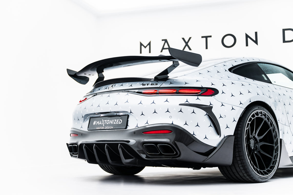 Nærbilde av karbonmønster på canards til Mercedes-AMG GT C192