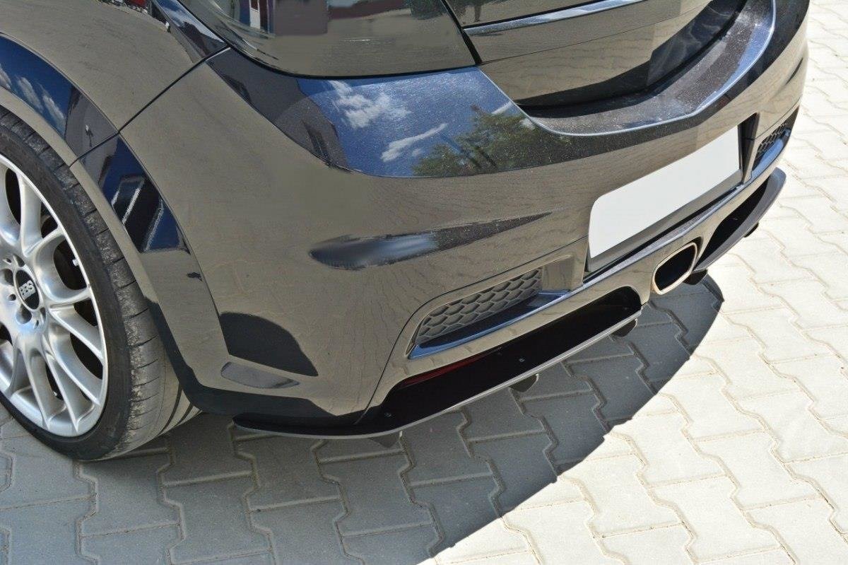 Diffuser til Opel Astra H OPC montert under bakre støtfanger på bil