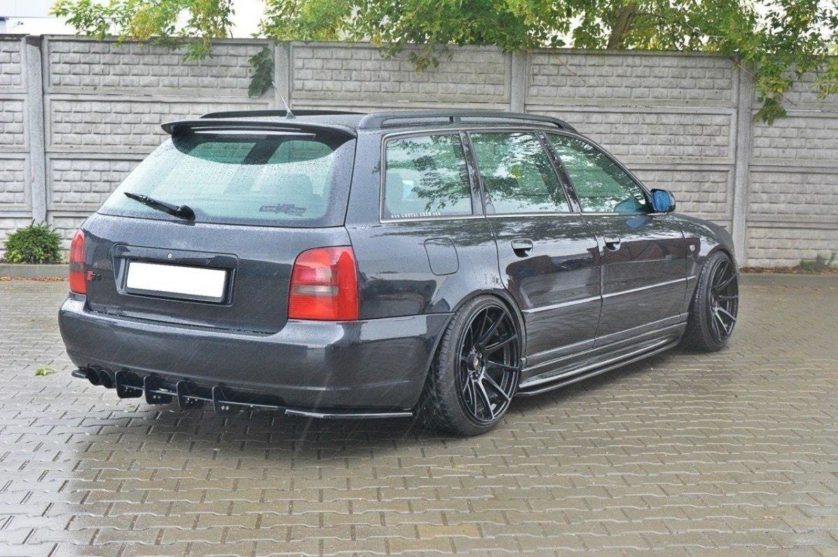 Nærbilde av bakre sideflap fra Maxton Design for Audi S4 B5 Avant