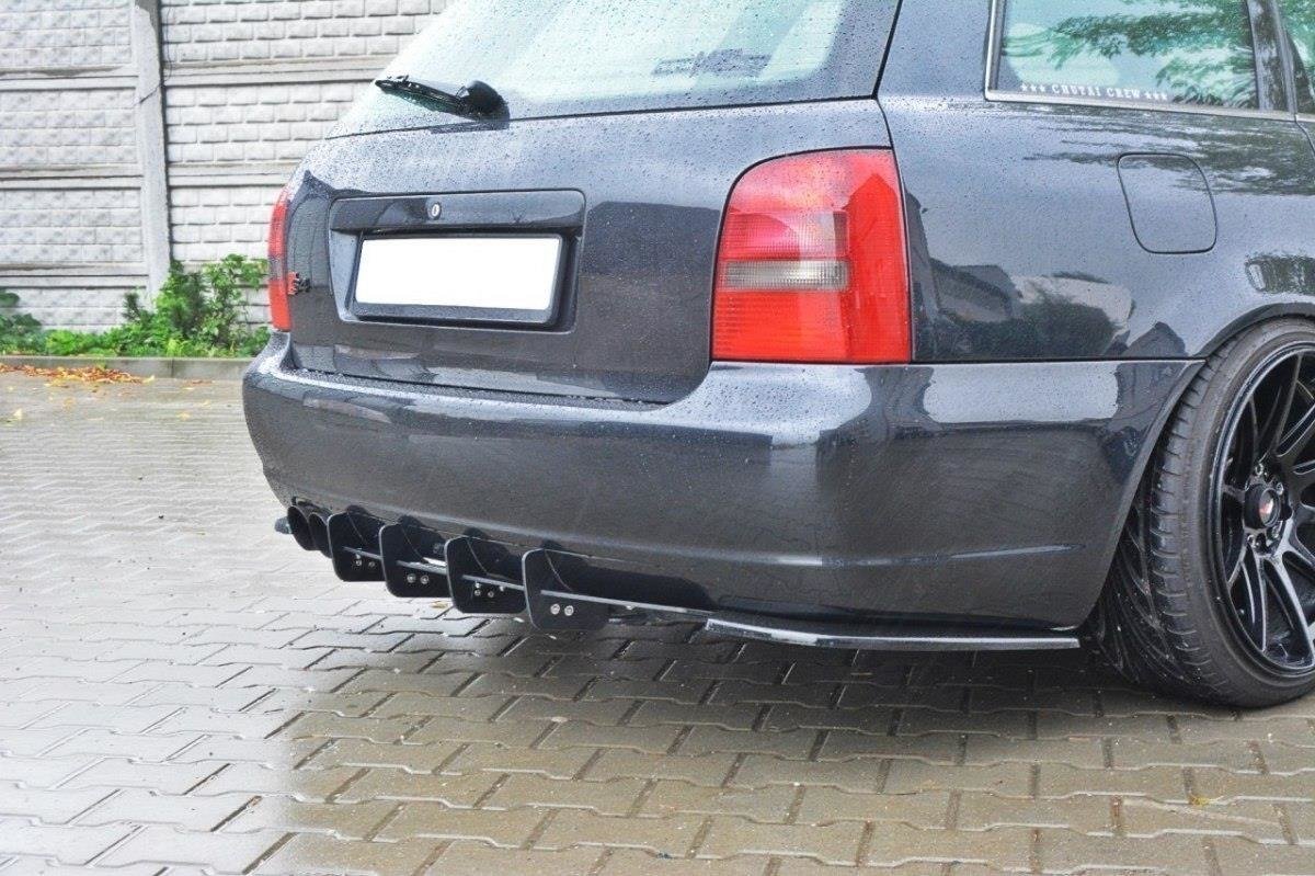 Par med bakside sideflaps til Audi S4 B5 Avant vist fra skrå vinkel