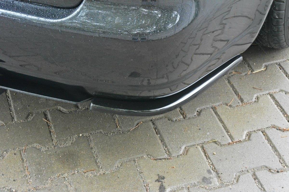 Sideflaps bak til Audi S4 B5 Avant i sort ABS-plast, sett ovenfra