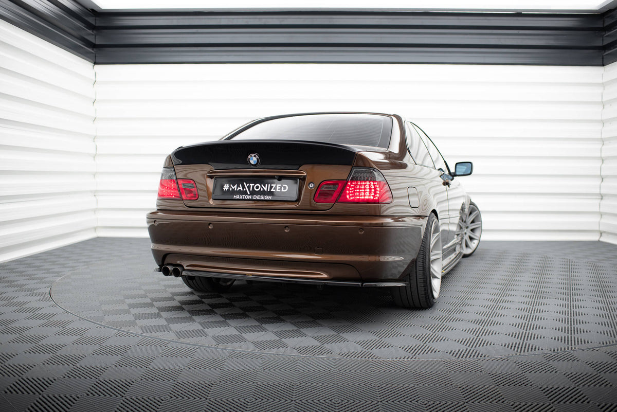Sideflaps bak til BMW E46 Coupe M-Pakke montert på støtfanger, sett bakfra med synlige aerodynamiske