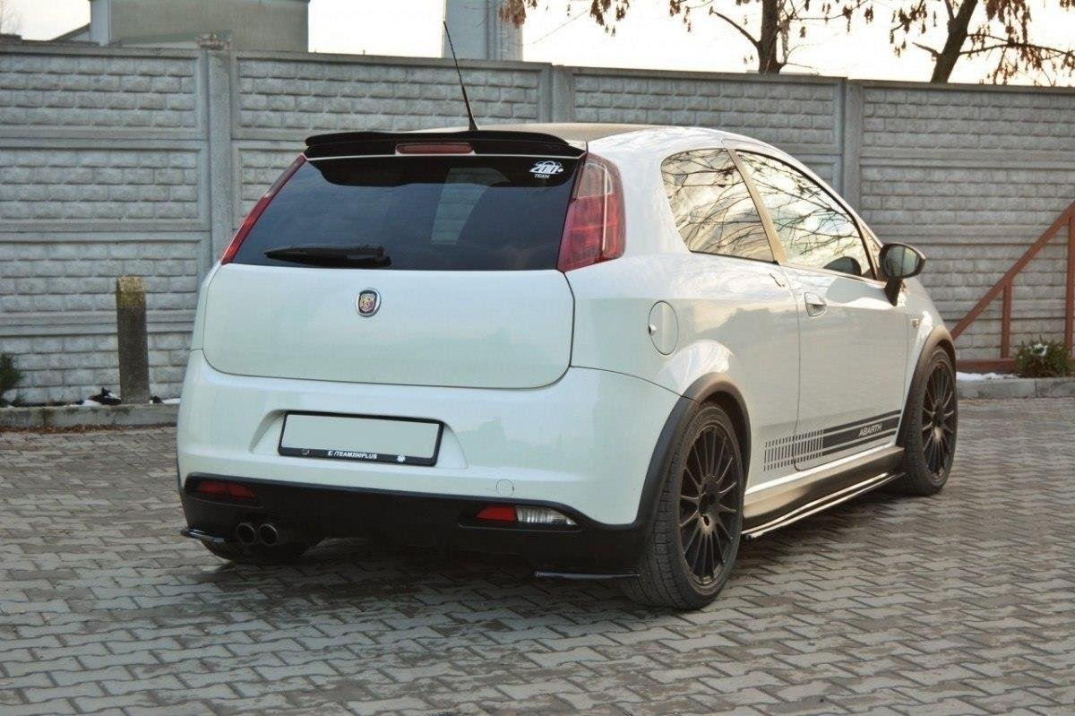Sideflaps bak for Grande Punto Abarth vist ovenfra med blank svart overflate