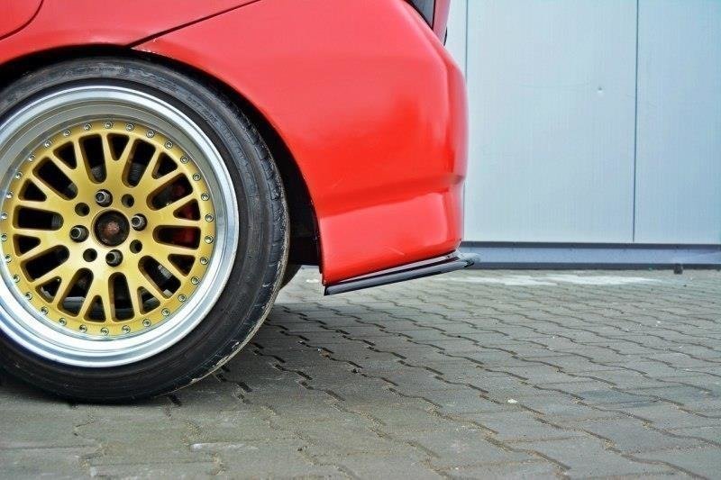 Nærbilde av bakre sideflap for Honda Jazz MK1 i strukturert sort finish