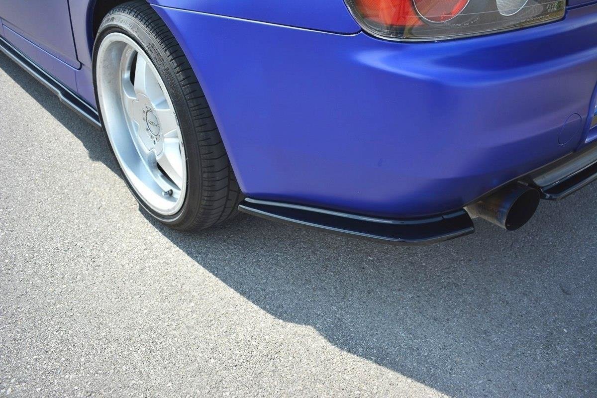 Bakre sideflaps til Honda S2000 i sort ABS-plast, sett fra skrå vinkel