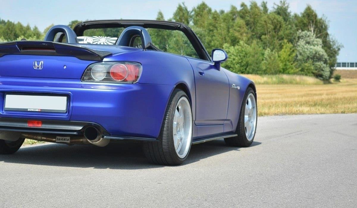 Sideflaps montert på bakre støtfanger på Honda S2000, sett bakfra