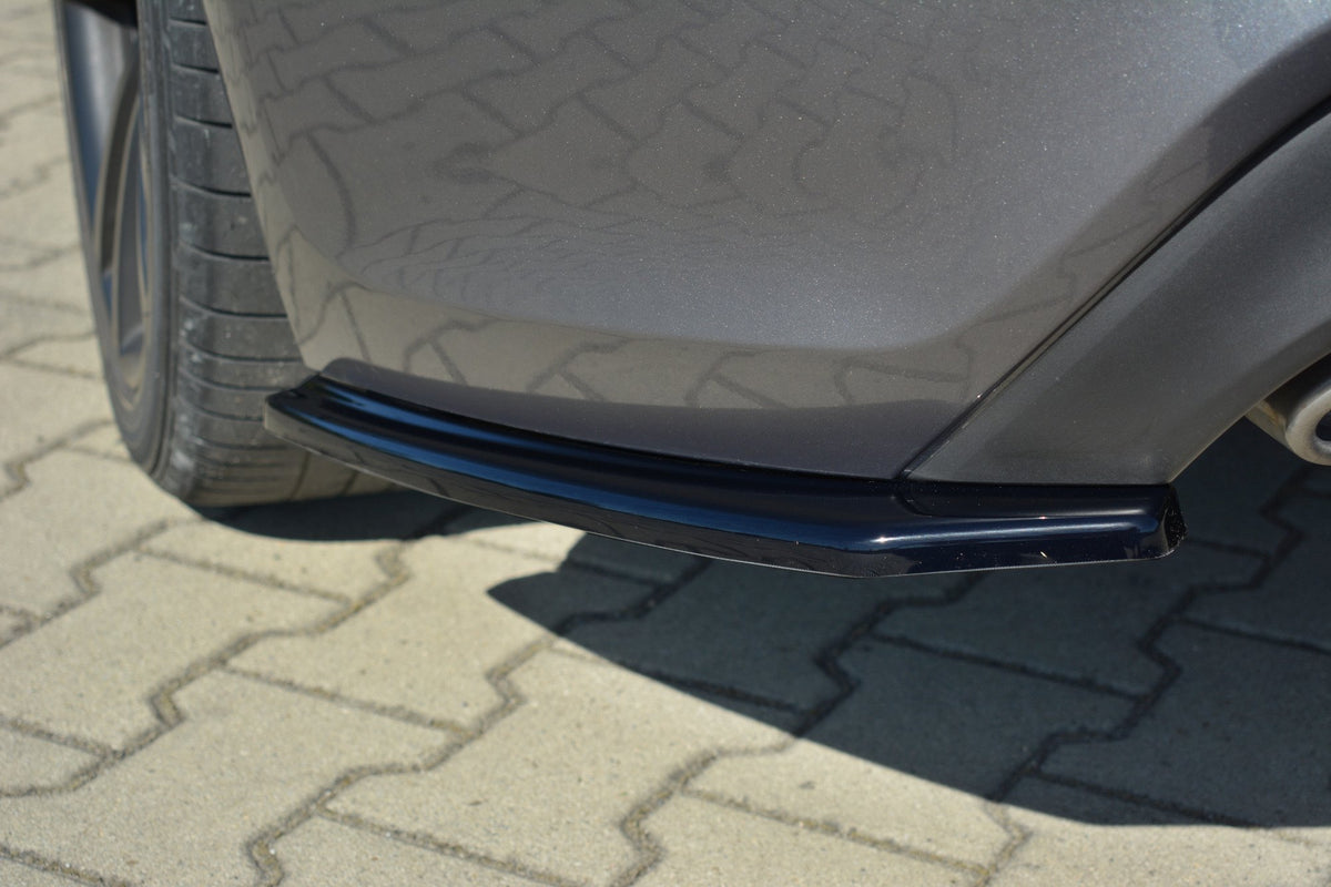 Nærbilde av bakre sidesplitter i ABS-plast til Genesis Coupe MK1