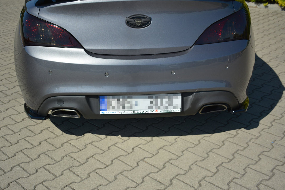 Sideflap bak montert på Hyundai Genesis Coupe i sort finish