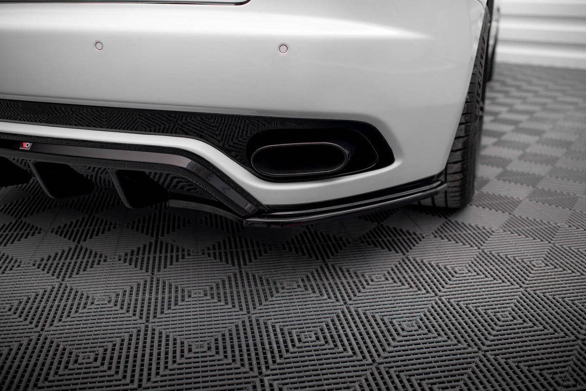 Sideflaps bak V.2 til Maserati Granturismo MK1 i sort ABS-plast sett forfra