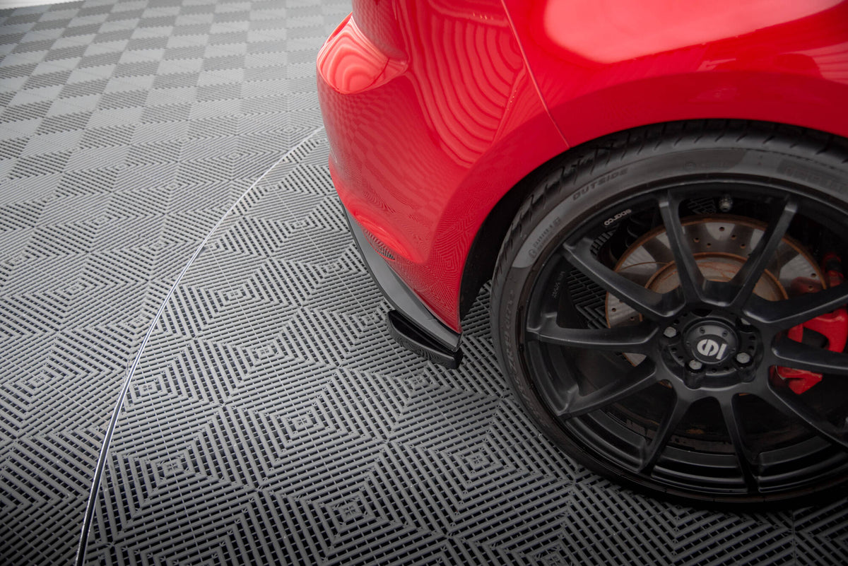 Maxton Design sideflaps bak for Golf MK7 GTI Clubsport, skrå vinkel bakfra