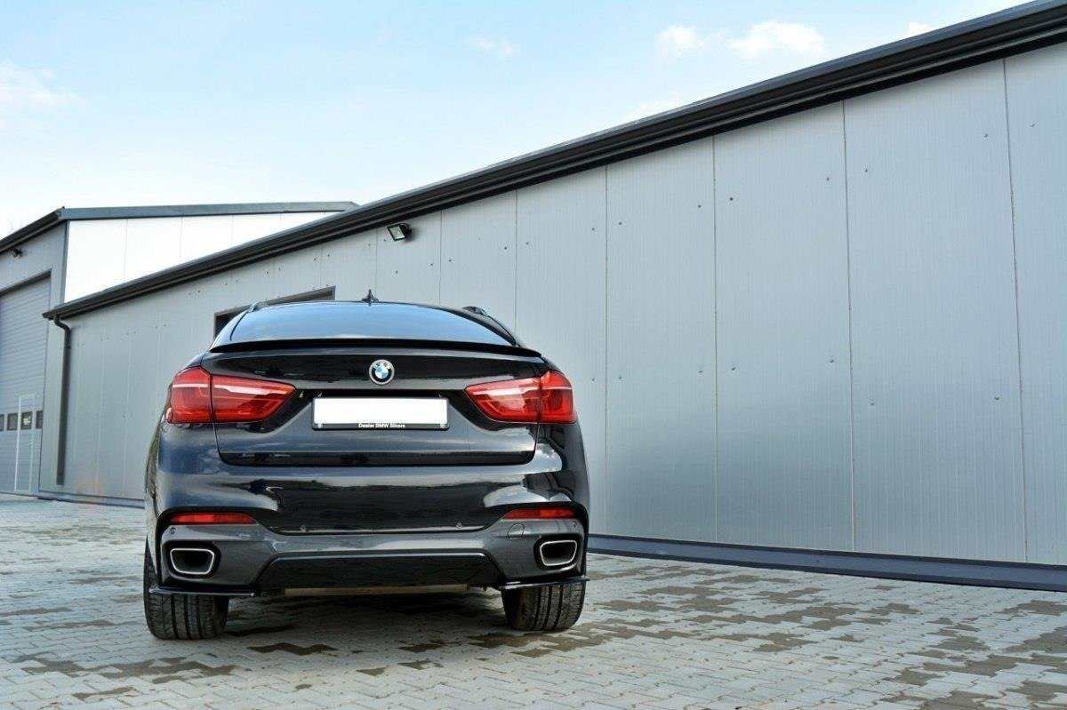 Nærbilde av bakre sidesplitter til BMW X6 F16 i blank svart finish