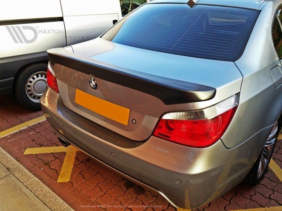 Spoiler til BMW 5 E60 Generation V montert på bakluken, sett fra siden