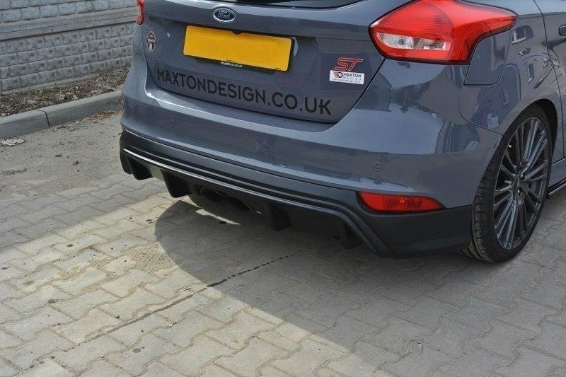 Maxton Design RS-look diffuser for Ford Focus ST vist fra skrå vinkel