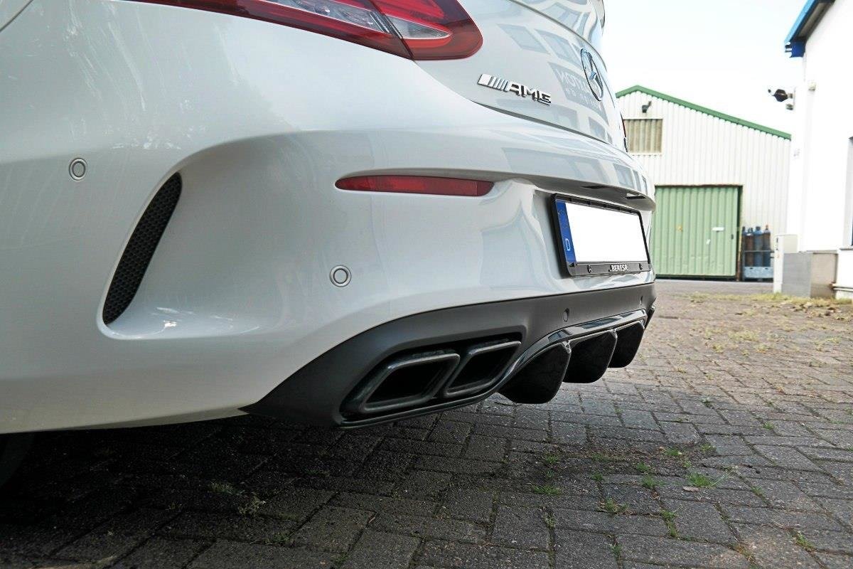 Diffuser for Mercedes C205 63 AMG montert på bil, skrå vinkel bakfra