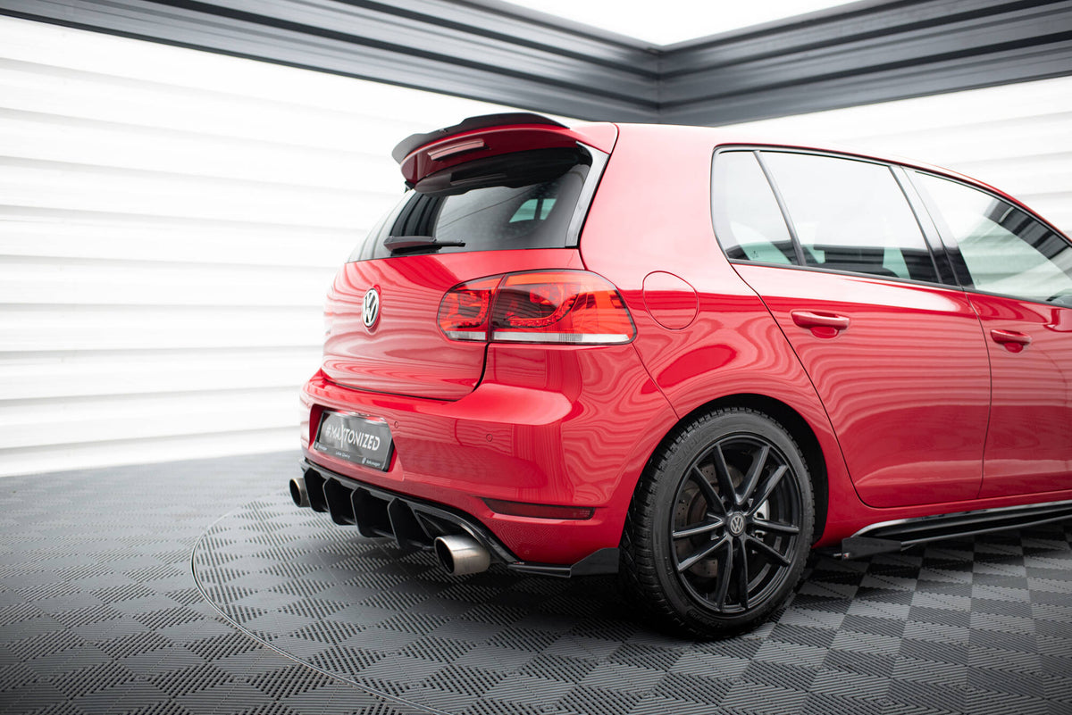 Nærbilde av kantfinish på diffuser til Golf GTI Mk6