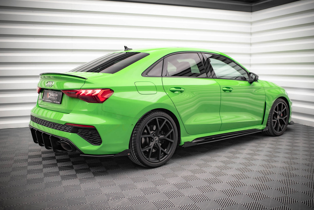 Audi RS3 Sedan 8Y bakfra med sideflaps V1 som gir forbedret aerodynamikk og racing-stil