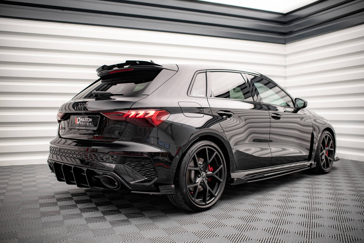 Nærbilde av bakre sideflaps til Audi RS3 Sportback 8Y som gir en aggressiv sportslook