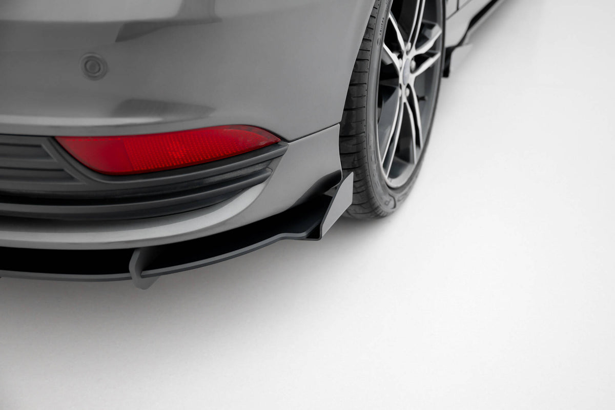 Sideflaps bak til Ford Focus ST MK3 Facelift i matt svart ABS-plast, produktbilde forfra