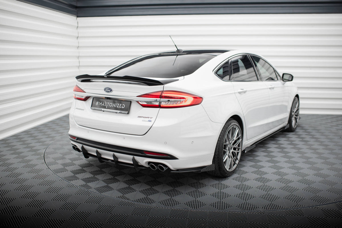 Bakre sideflaps montert på Ford Mondeo Sport MK5 Facelift fra skrå vinkel