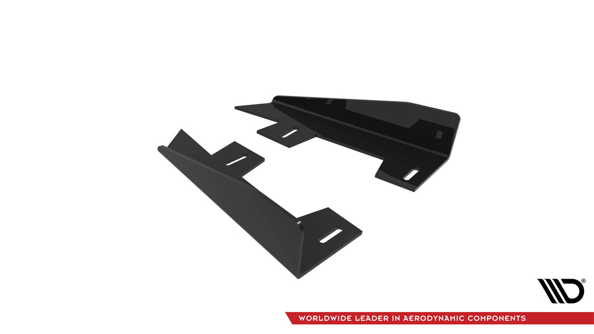 Maxton Design sideflaps for Ford Mustang GT Mk7, skrå vinkel mot matt svart overflate