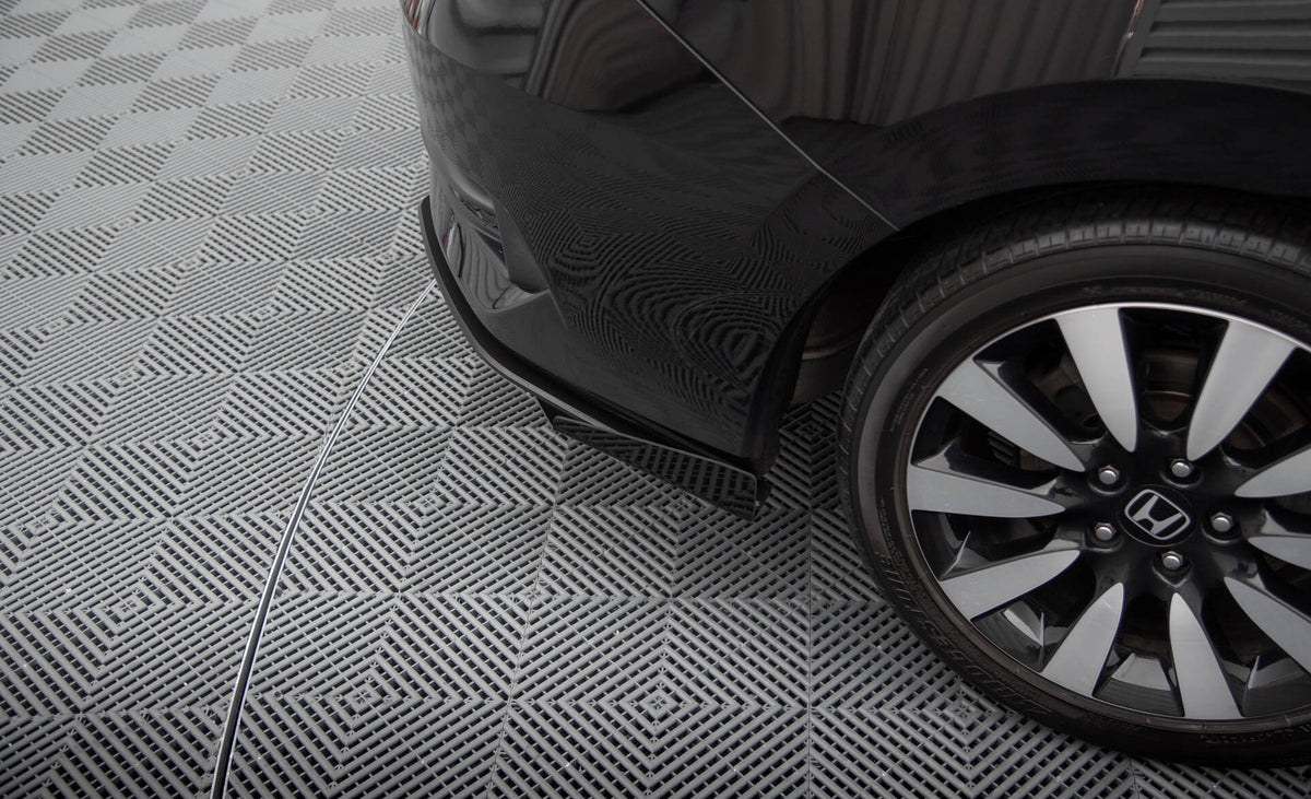 Sideflaps bak til Honda Civic MK10 i matt svart Street Pro-utførelse, sett bakfra