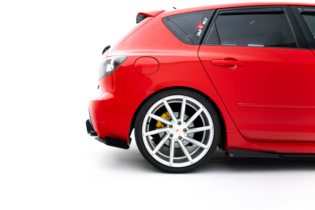 Sideflaps bak til Mazda 3 MPS MK1 i matt svart, sett ovenfra