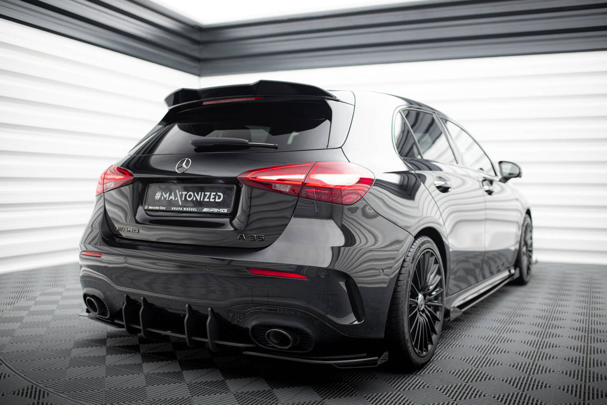Nærbilde av CNC-frest sideflap i 10 mm ABS-plast for Mercedes A35 W177