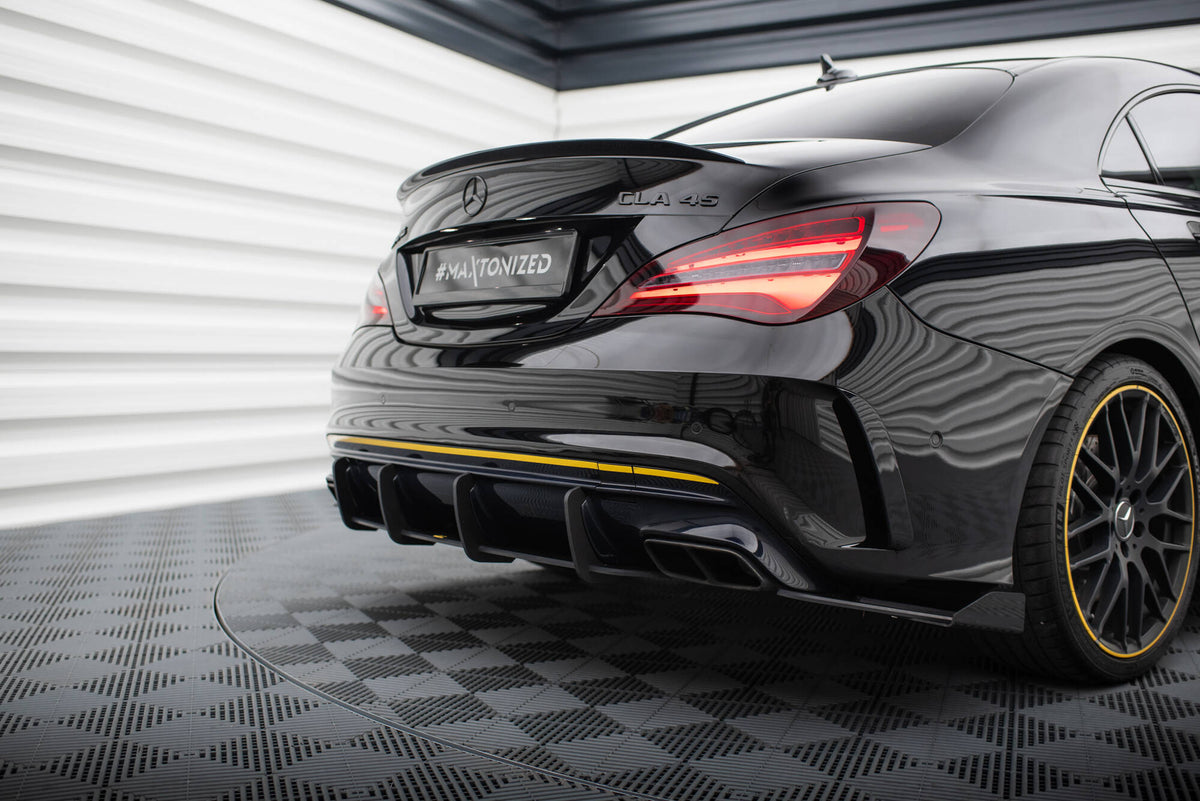 Maxton Street Pro valance-flaps for CLA 45 C117, nærbilde av overflate og UV-belegg