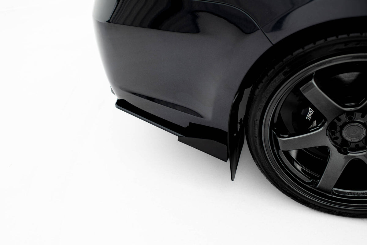 Sideflaps bak til Subaru Impreza WRX STI Mk3 Facelift i matt svart, sett forfra